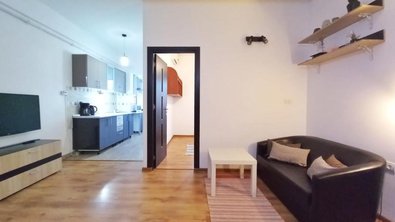 אראד Black And White House מראה חיצוני תמונה