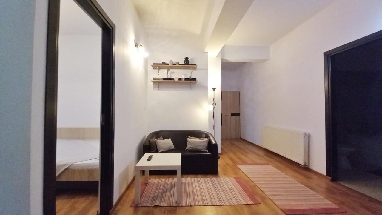 אראד Black And White House מראה חיצוני תמונה