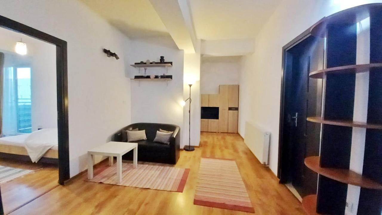 אראד Black And White House מראה חיצוני תמונה