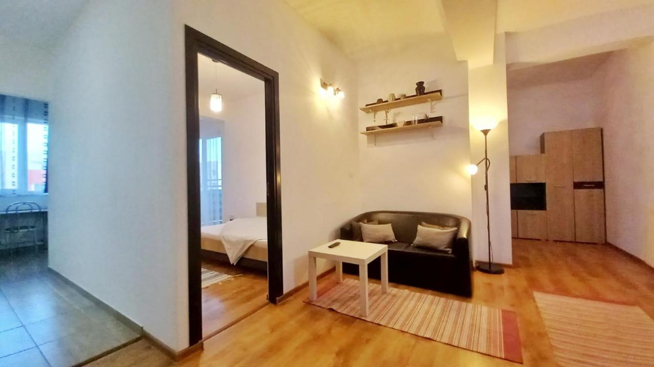 אראד Black And White House מראה חיצוני תמונה