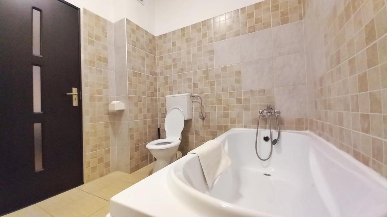 אראד Black And White House מראה חיצוני תמונה