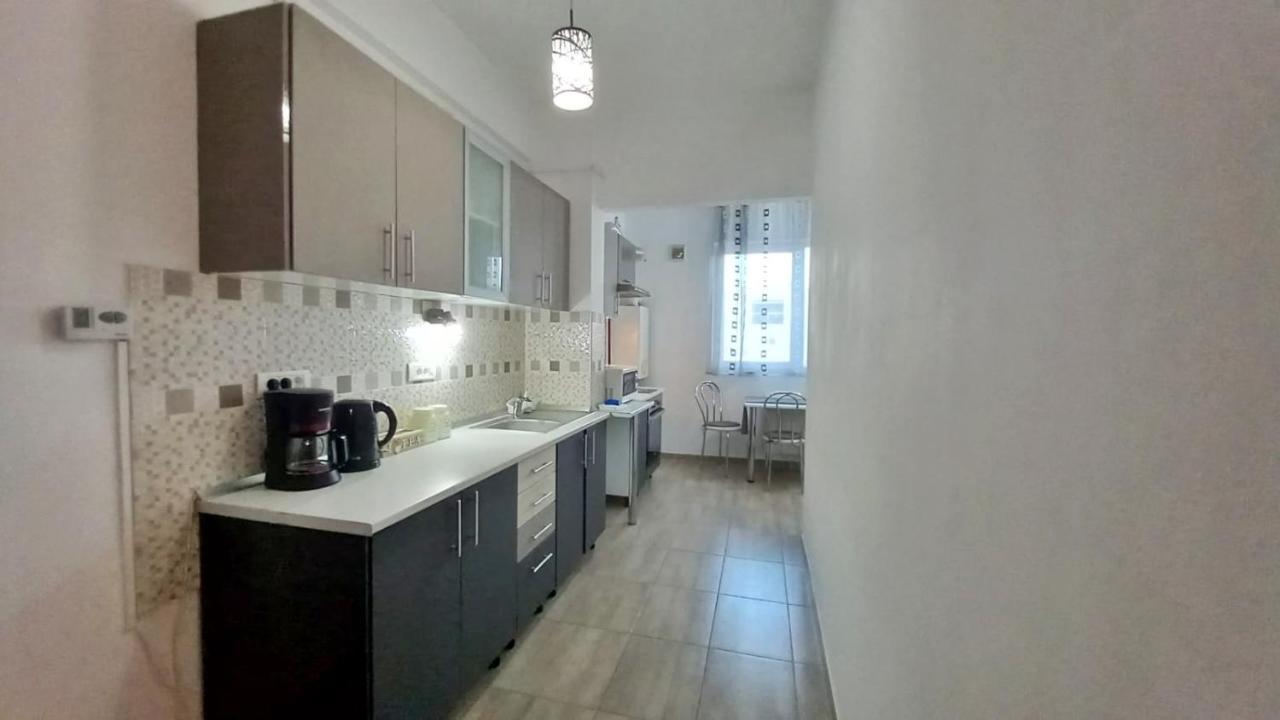 אראד Black And White House מראה חיצוני תמונה