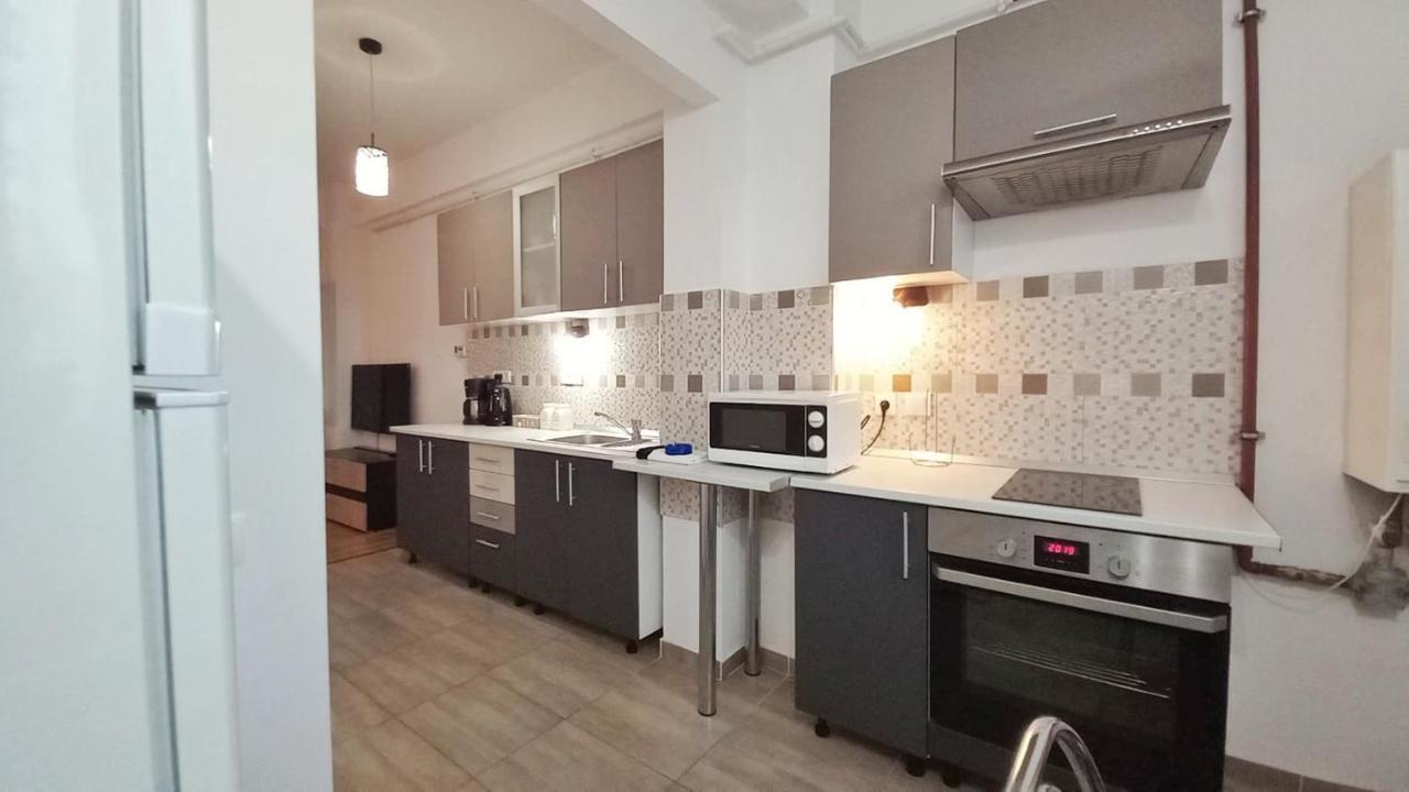 אראד Black And White House מראה חיצוני תמונה