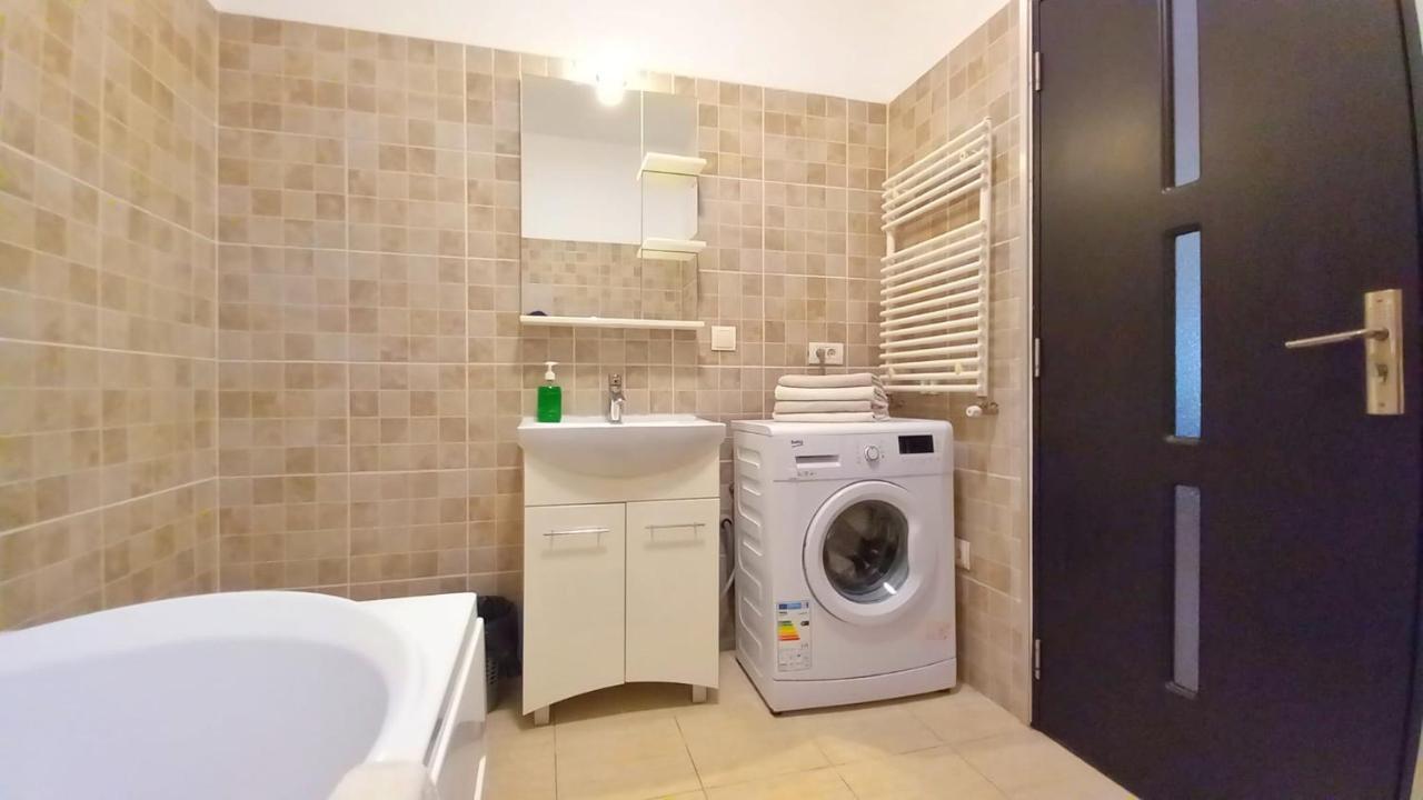 אראד Black And White House מראה חיצוני תמונה