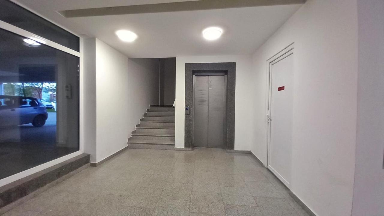 אראד Black And White House מראה חיצוני תמונה
