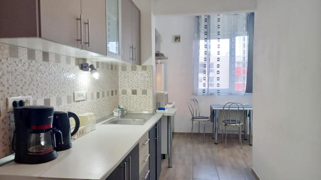 אראד Black And White House מראה חיצוני תמונה